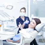 Jak zakłada się implanty zębów?